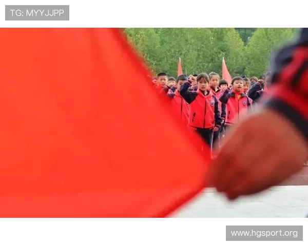 绝杀瞬间身披队旗绕场致谢 温情画面感动无数观众热泪盈眶