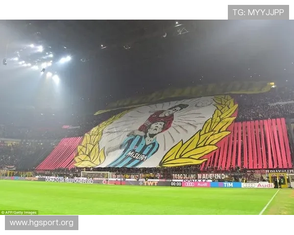 詹姆斯身披队旗绕场致谢 感动无数球迷泪洒赛场